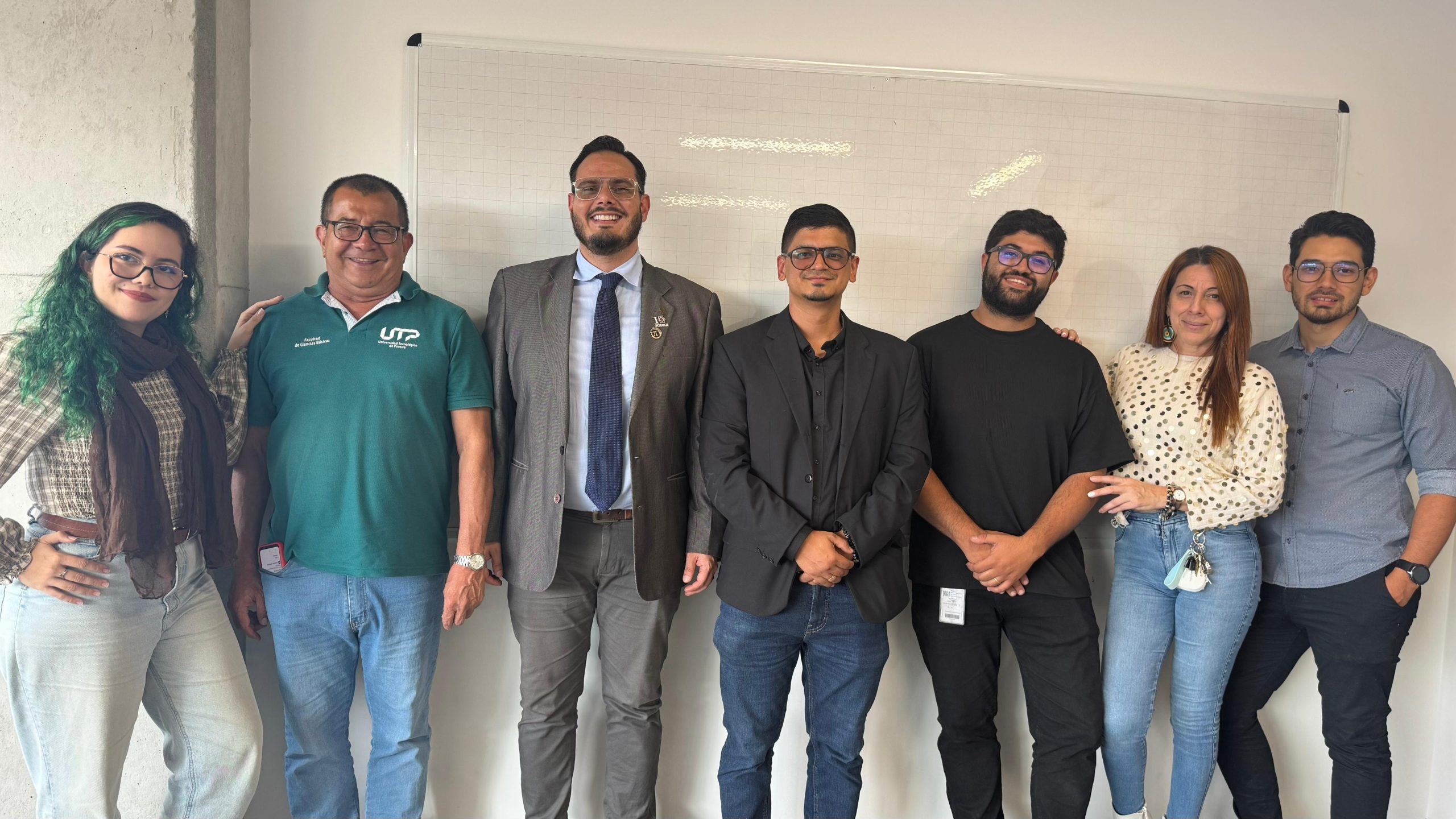 En un ambiente cargado de alegría y camaradería, la Facultad de Ciencias Básicas de la Universidad Tecnológica de Pereira celebró este jueves la clausura del curso preuniversitario, un espacio académico que no solo prepara a los futuros estudiantes para afrontar un examen, sino que les brinda una experiencia cercana a la vida universitaria.