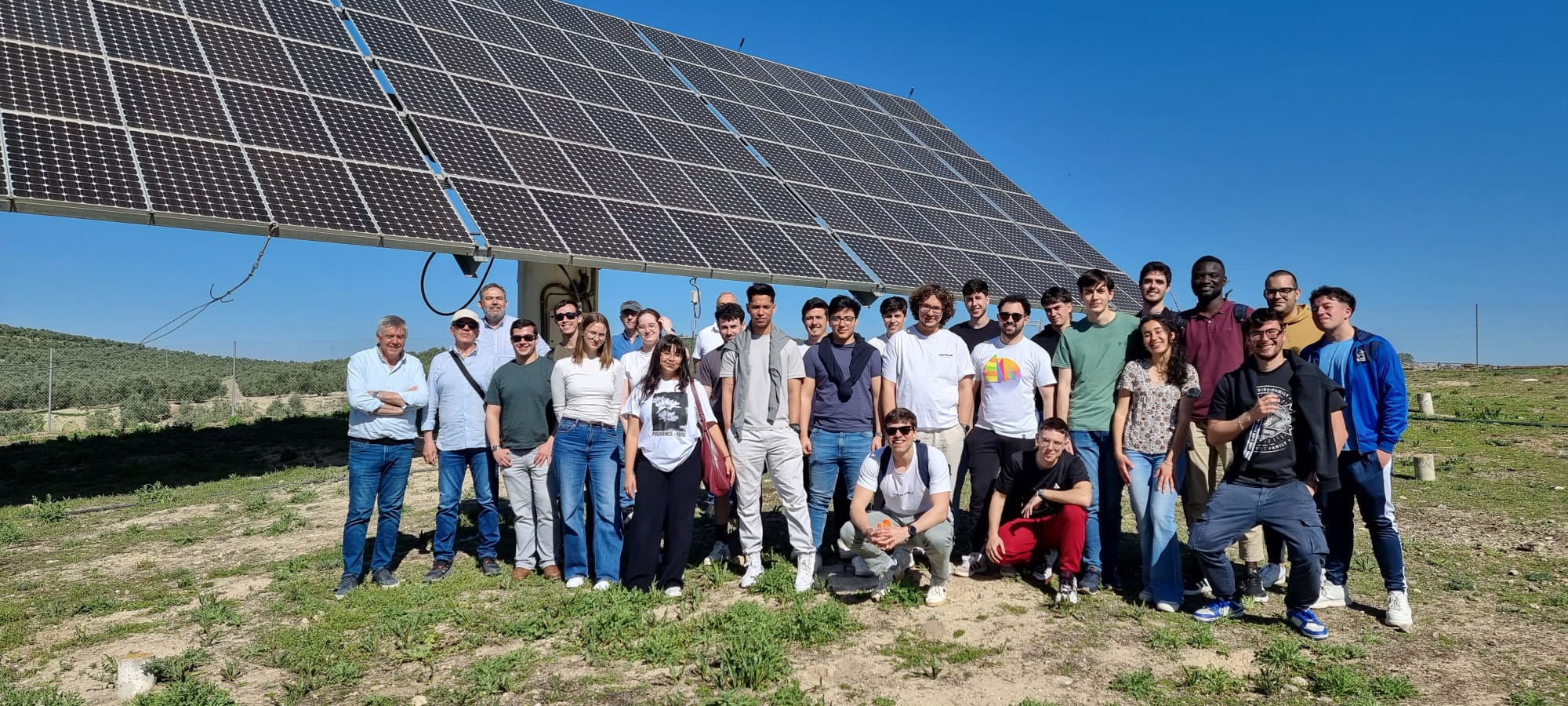 La movilidad académica es una de las oportunidades más enriquecedoras que una universidad puede ofrecer a sus estudiantes, y la Facultad de Tecnología de la Universidad Tecnológica de Pereira se ha consolidado como un puente fundamental para que muchos jóvenes expandan sus horizontes más allá de las fronteras nacionales. Sofía Hernández, una estudiante de 21 años que actualmente cursa su último año en el programa de Tecnología Eléctrica, es uno de los casos emblemáticos de este programa de movilidad.