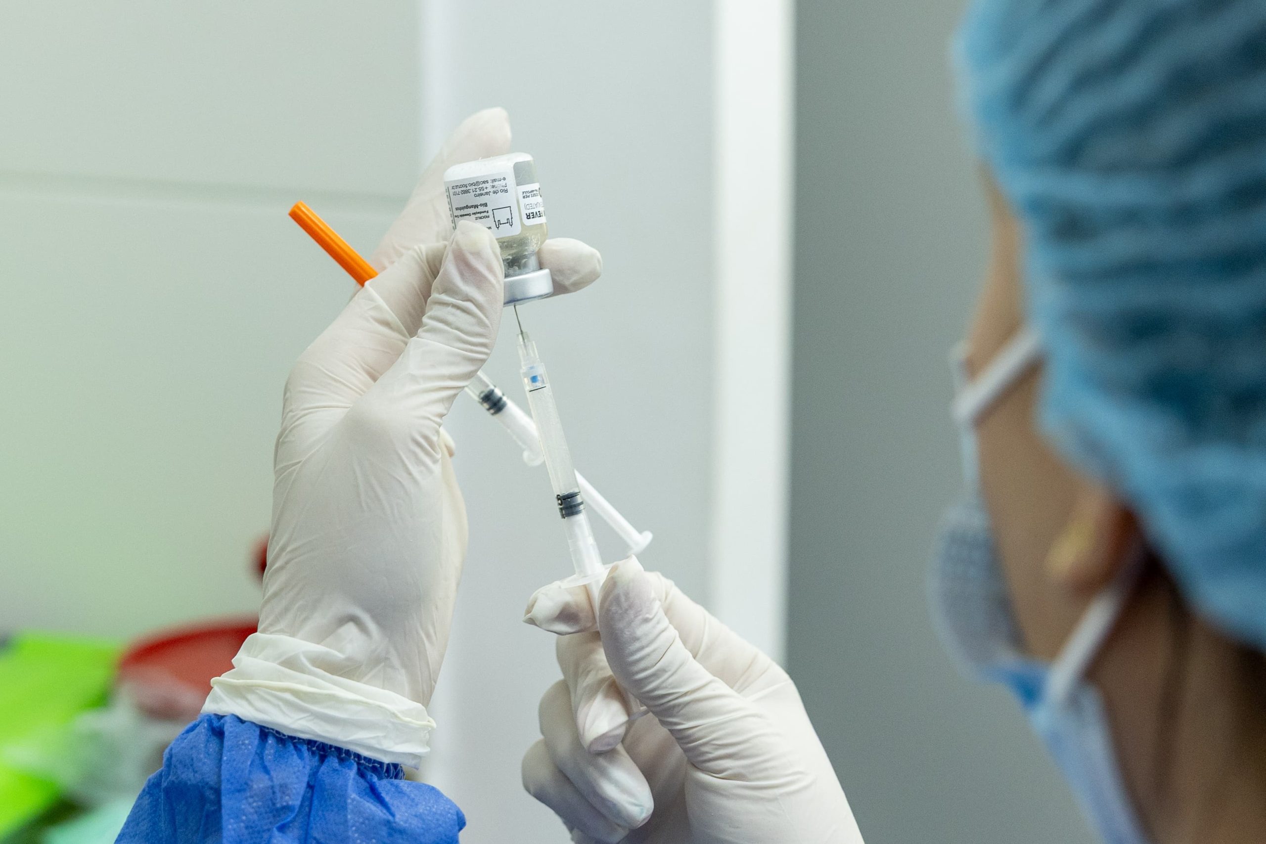 La Facultad de Ciencias de la Salud, en colaboración con la rectoría y la Secretaría de Salud municipal, llevó a cabo una jornada de vacunación contra la fiebre amarilla en Pereira. Con 300 dosis aplicadas, esta iniciativa buscó fortalecer la prevención y protección de la población ante el brote presente en la región. 