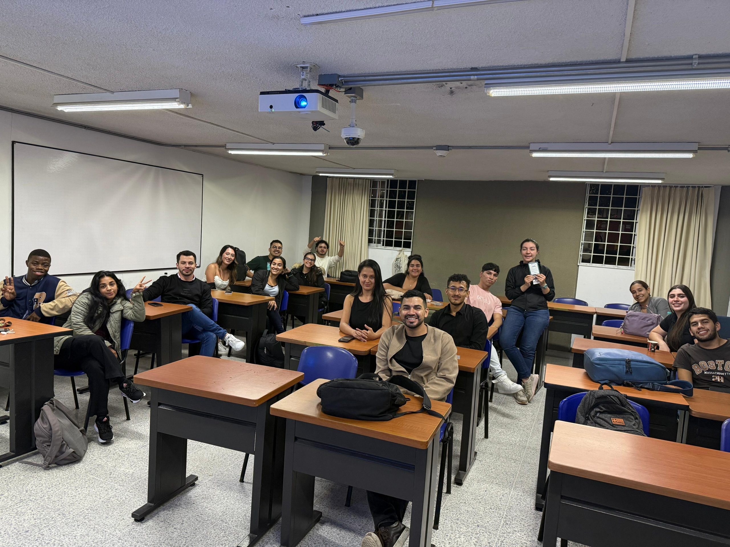 En el marco de la celebración del Día del Docente, la Facultad de Ciencias Empresariales de la Universidad Tecnológica de Pereira realizó un acto simbólico de reconocimiento a sus docentes, en agradecimiento por su dedicación y valioso aporte a la formación de profesionales íntegros y comprometidos con el desarrollo social y empresarial del país.