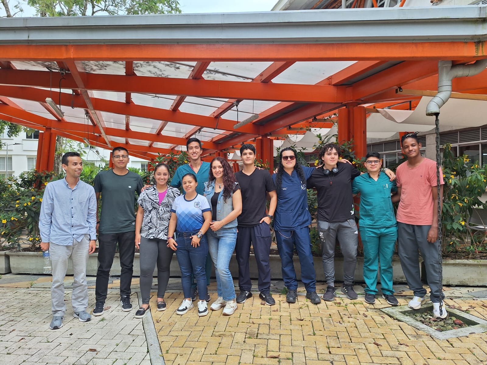En el marco de su Plan Estratégico 2025, la Facultad de Ciencias de la Salud de la Universidad Tecnológica de Pereira ha puesto en marcha el programa Tutorías Solidarias, una estrategia académica que fortalece la formación universitaria mediante el acompañamiento entre estudiantes y la construcción de vínculos solidarios dentro de la comunidad académica.