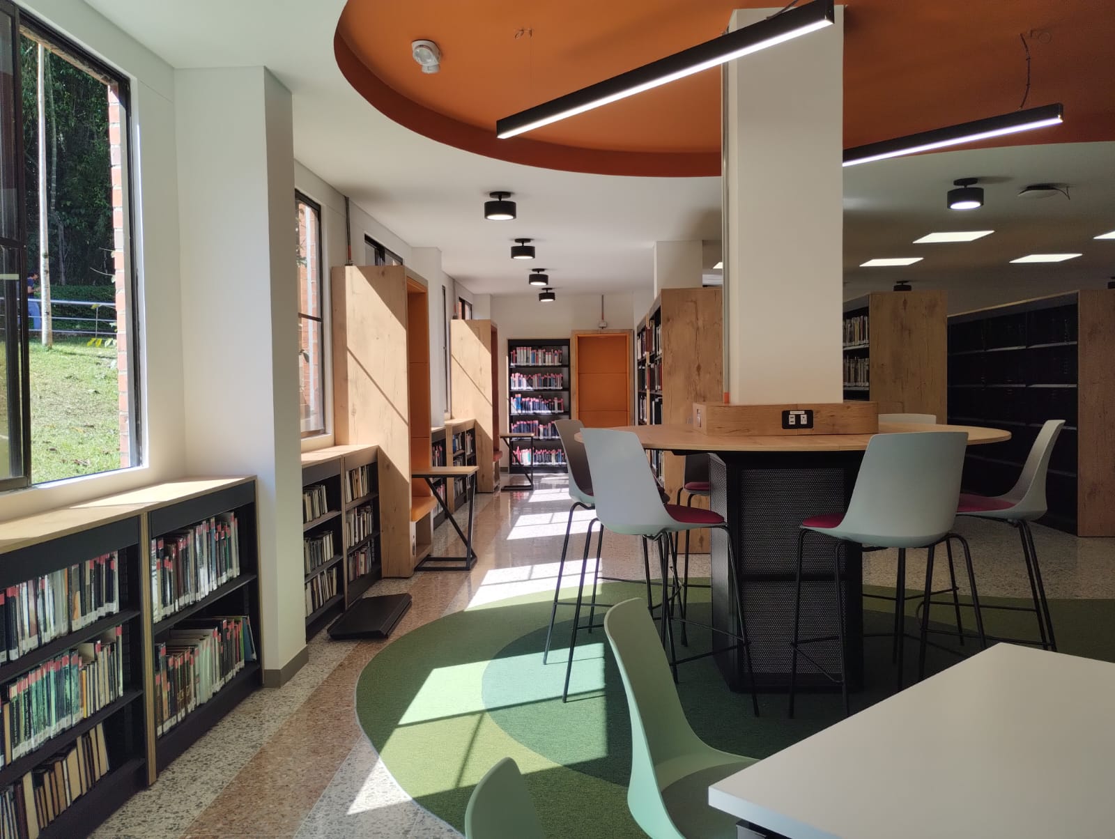 En respuesta a los nuevos modelos de acceso al conocimiento, la Biblioteca Jorge Roa Martínez de la Universidad Tecnológica de Pereira avanza en un proceso de transformación profunda que busca ofrecer espacios más flexibles, modernos e inclusivos para toda la comunidad universitaria. Este proyecto se enmarca en una tendencia internacional que promueve el acceso libre y directo a los libros, eliminando barreras físicas e intermediarios.