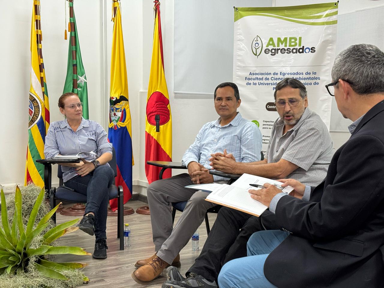 La Facultad de Ciencias Ambientales de la Universidad Tecnológica de Pereira cuenta con más de tres décadas de existencia, treinta años que no son solo una cifra: son memorias compartidas, sueños tejidos con esfuerzo colectivo y huellas profundas en el territorio y en quienes lo habitan. Así lo demuestra su reciente libro publicado, titulado “Facultad de Ciencias Ambientales: treinta años de cambios institucionales y desafíos ambientales (1993-2023)”, una obra que recorre la historia de la facultad desde su gestación hasta su proyección futura.