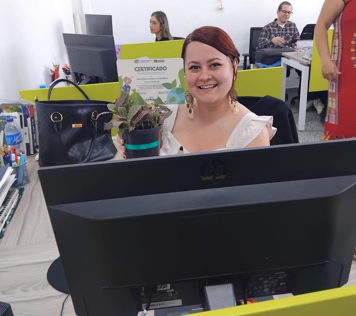 El Centro de Gestión Ambiental de la Universidad Tecnológica de Pereira reconoció al Departamento de Física como el primer ganador de la estrategia Eco Oficina, gracias a su participación activa en el manejo de residuos plásticos mediante la iniciativa UTP Recicla, particularmente con la elaboración de ecobotellas.
