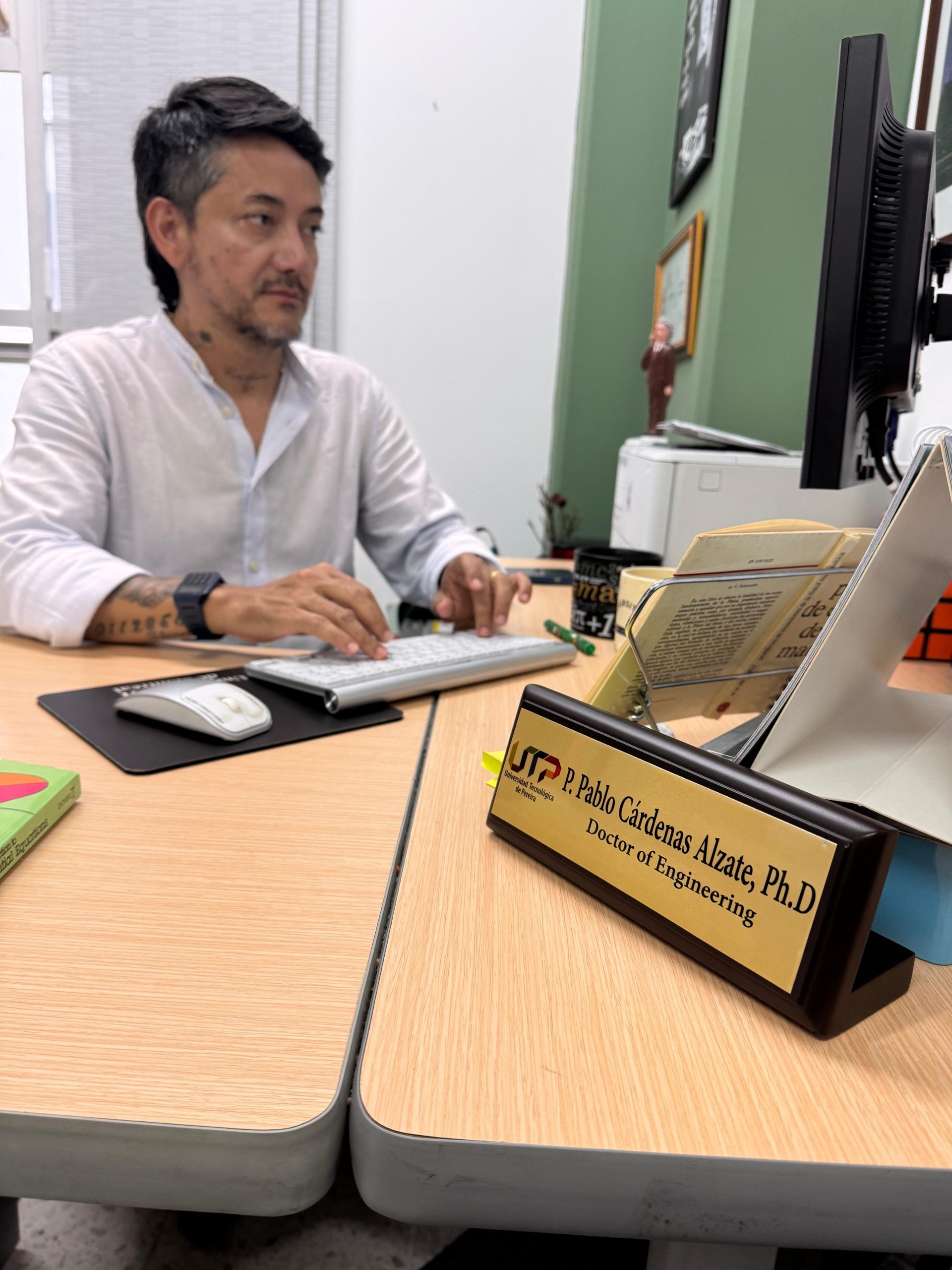 La Facultad de Ciencias Básicas de la Universidad Tecnológica de Pereira anunció la designación del profesor Pedro Pablo Cárdenas Álzate como nuevo director de la Maestría en Matemática, un nombramiento que reconoce su destacada trayectoria académica y su compromiso con el desarrollo de las ciencias matemáticas en el país.