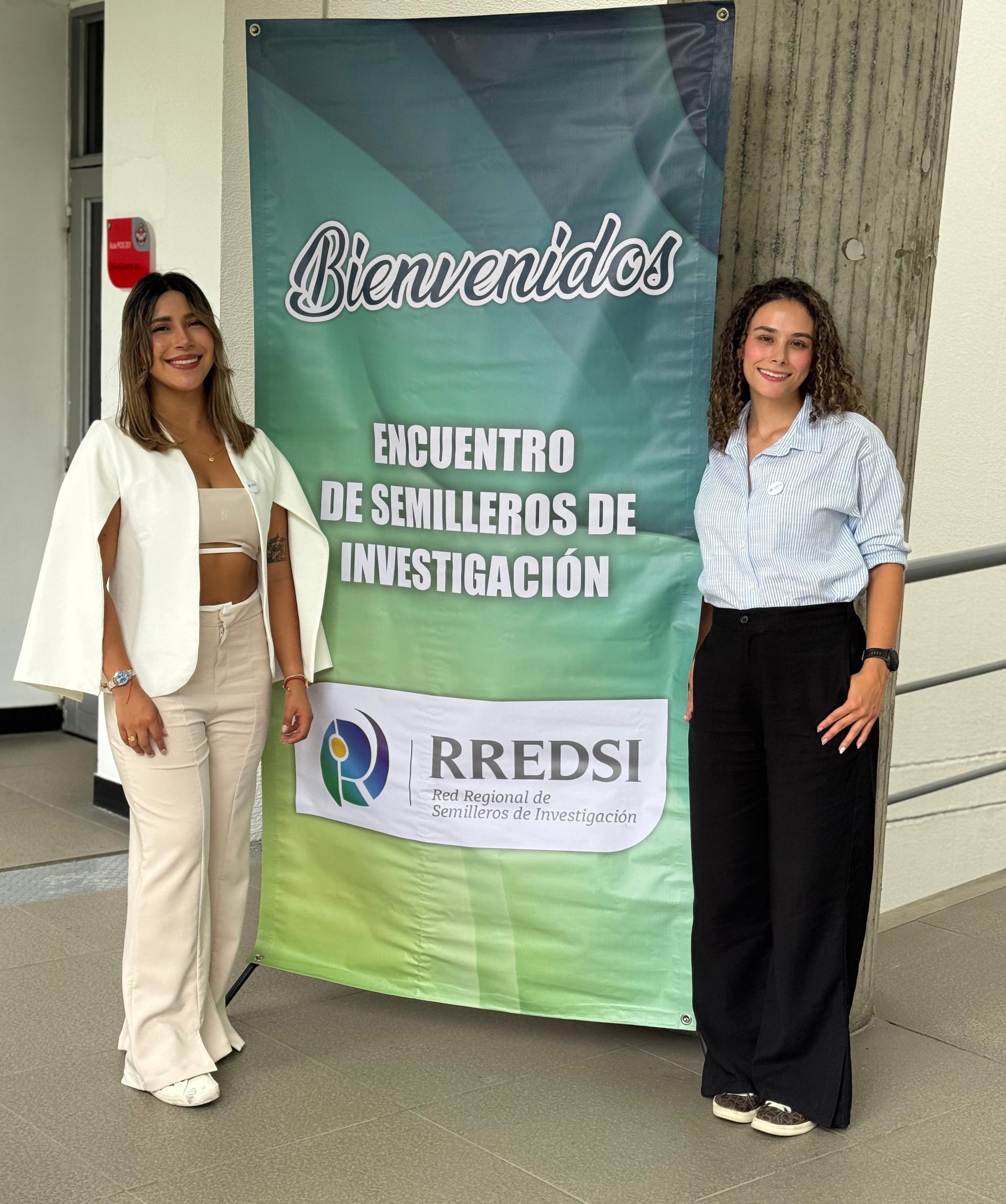 El Semillero de Investigación de Electrónica de Potencia de la Facultad de Ingenierías tuvo una participación destacada en el XV Encuentro Departamental de Semilleros de Investigación – Nodo Risaralda, realizado el pasado 28 de mayo de 2025 en la Universidad Libre, Seccional Pereira. Este evento, organizado por la Red Regional de Semilleros de Investigación (RREDSI), se consolida como un espacio clave para la socialización de procesos investigativos liderados por estudiantes de diferentes instituciones del departamento.
