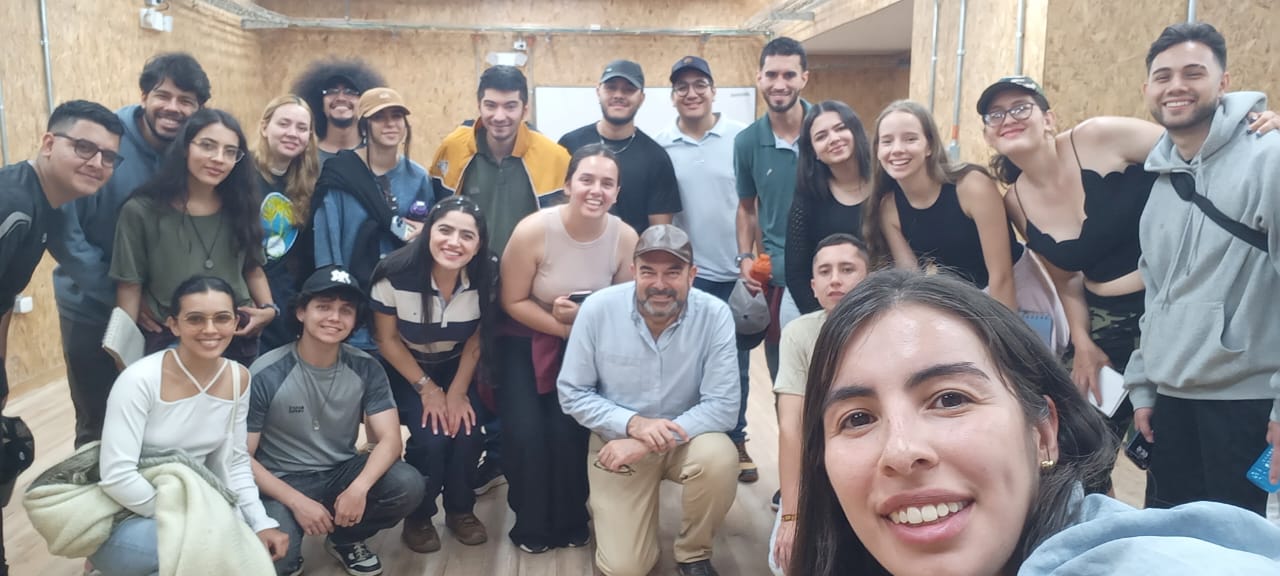 La Universidad Tecnológica de Pereira (UTP) recibió la visita de estudiantes de la Universidad Nacional de Colombia, sede Medellín, en el marco de una jornada académica dedicada a la exploración de innovaciones aplicables en infraestructura rural con bambú y guadua. Este intercambio de conocimientos permitió fortalecer el aprendizaje en construcción sostenible y en sistemas estructurales basados en materiales naturales.