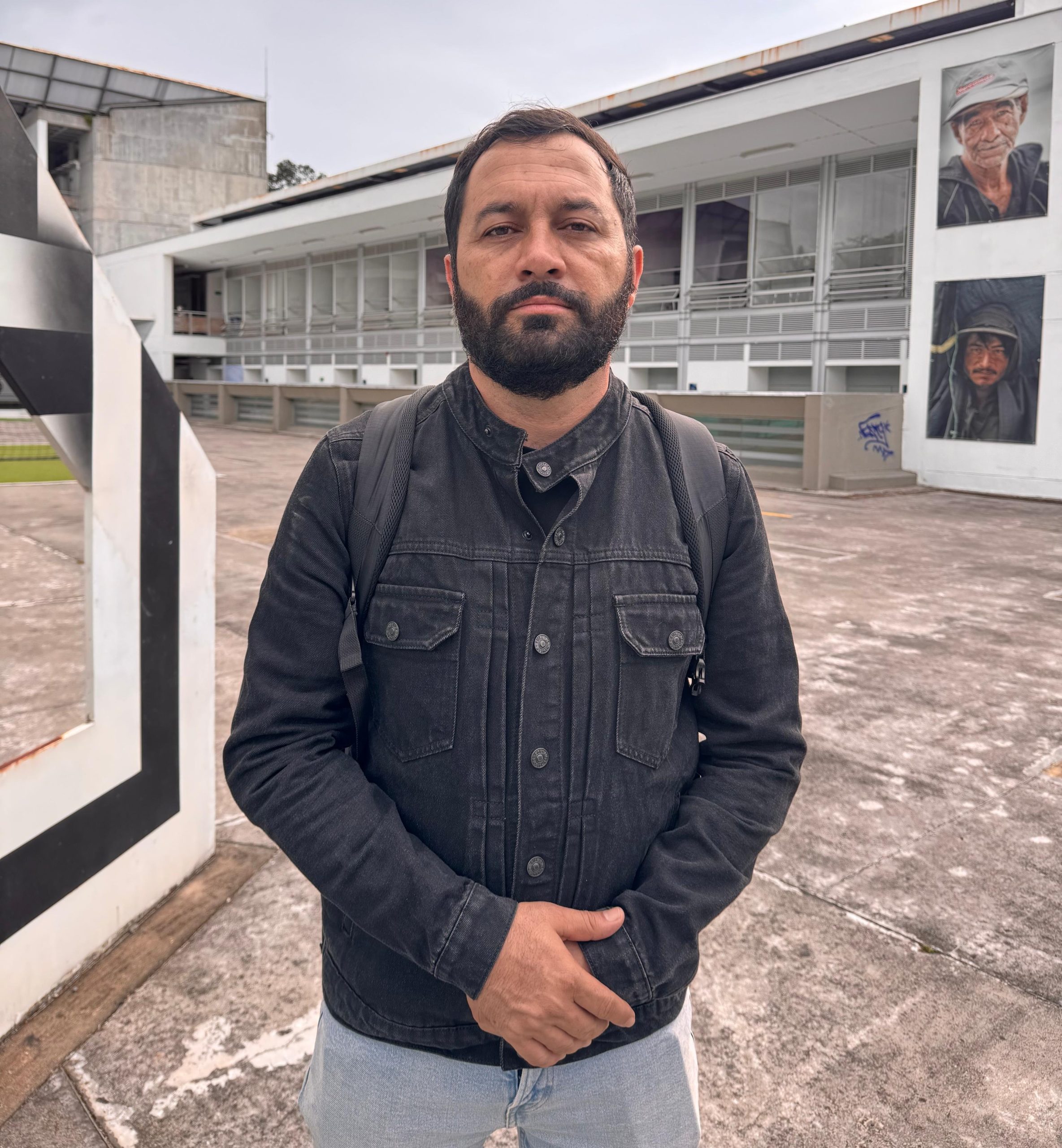 Desde el municipio de Mistrató, en el noroccidente de Risaralda, Yulian Olaya ha construido una trayectoria marcada por el arte, la docencia y la formación crítica. Actor, licenciado en artes escénicas y egresado de la primera cohorte de la Maestría en Educación y Arte de la Universidad Tecnológica de Pereira, hoy se desempeña como docente en la misma institución, compartiendo con nuevas generaciones las herramientas que fortalecieron su propio proyecto de vida.