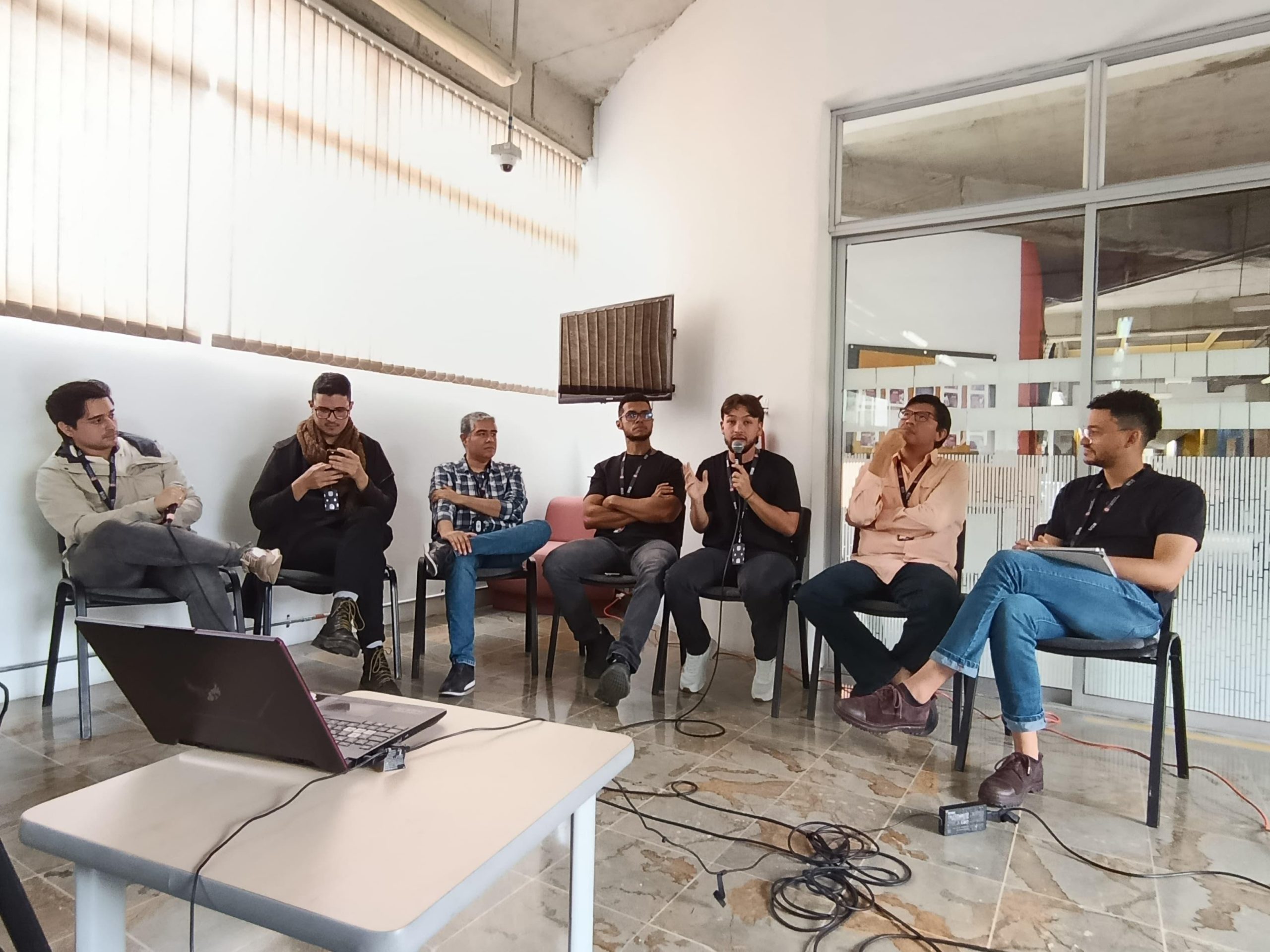 En un ejercicio de construcción colectiva del conocimiento, la Facultad de Bellas Artes y Humanidades de la Universidad Tecnológica de Pereira se convierte este semestre en el epicentro académico virtual del estudiante de Maestría en Ciencias de la Educación Thomas Pérez, quien realiza una pasantía investigativa en el marco del programa Delfín. Desde la virtualidad, este joven investigador, docente y profesional en educación física, sociología y ciencias de la educación, explora nuevas rutas de pensamiento en torno a la educación, la filosofía y el cuerpo como eje pedagógico.