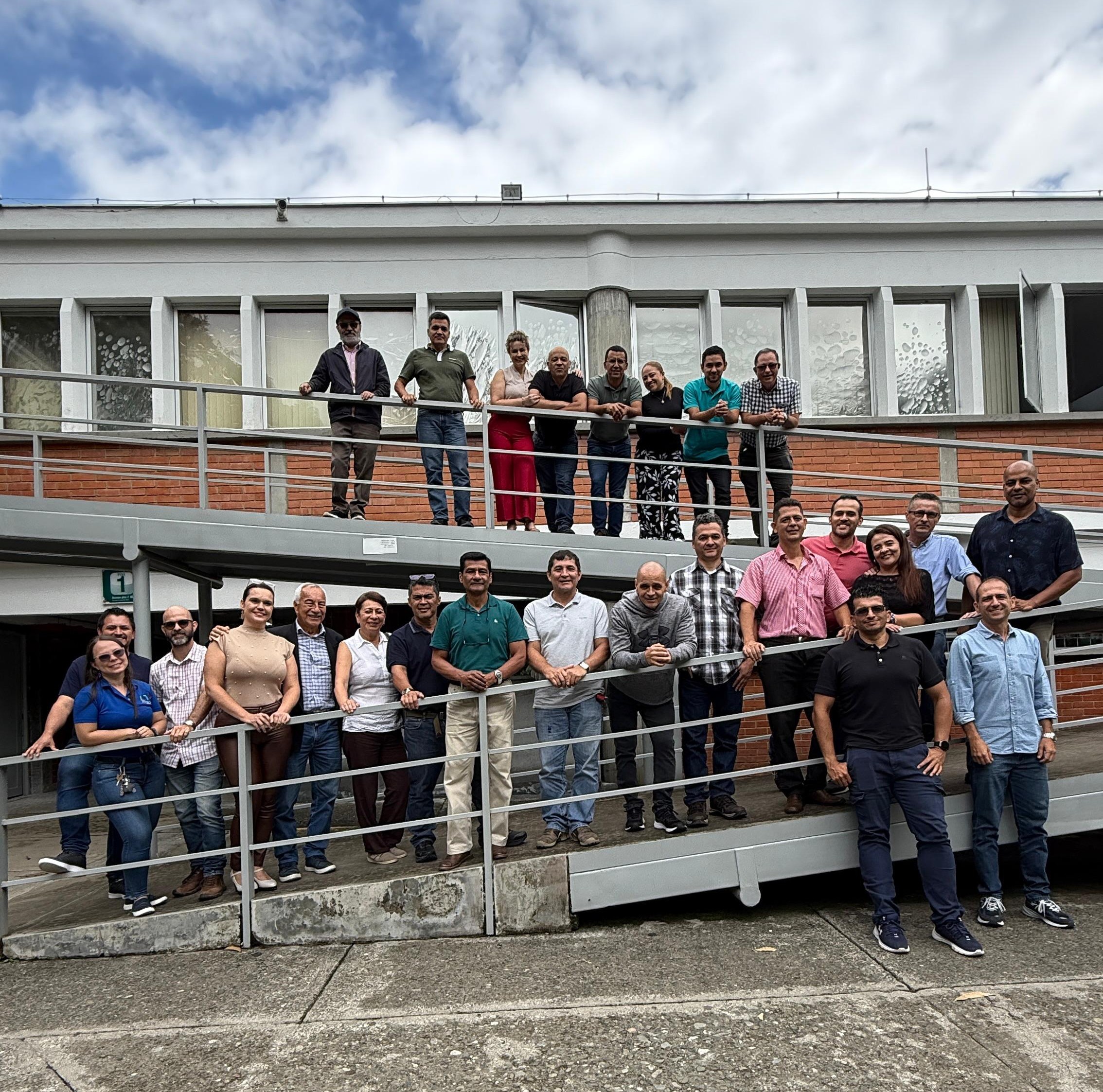 La Facultad de Mecánica Aplicada de la Universidad Tecnológica de Pereira rinde homenaje a uno de sus grandes pilares: el profesor Educardo Roncancio, quien cumple nada menos que 50 años de trayectoria académica y administrativa al servicio de la institución. Un reconocimiento merecido para quien ha sido testigo y protagonista del crecimiento de la facultad desde abril de 1975.