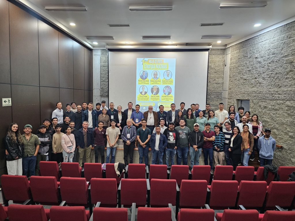 El auditorio del Bloque 13 de la Universidad Tecnológica de Pereira se convirtió en epicentro del diálogo académico, científico y político sobre el futuro de la energía nuclear en Colombia. La Facultad de Ingenierías lideró el Primer Simposio de Tecnologías Nucleares, un evento sin precedentes en la región que congregó a expertos nacionales e internacionales con el objetivo de socializar avances, compartir experiencias y sembrar la semilla de un ecosistema nuclear en el país.