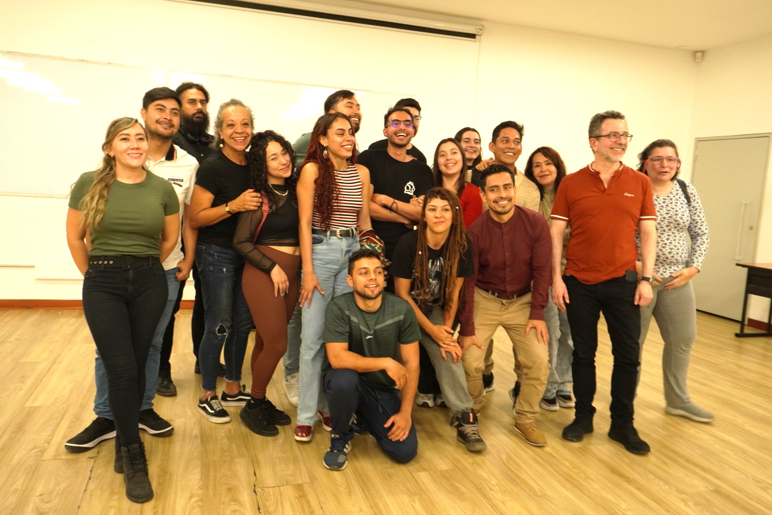El grupo La Escafandra Teatro, apoyado por la Vicerrectoría de Responsabilidad Social y Bienestar Universitario de la Universidad Tecnológica de Pereira, culminó el semestre con importantes logros: la obtención del Premio Nacional de Creación Teatral 2025 y la consolidación de un semillero artístico con amplia participación estudiantil. El grupo es dirigido por el profesor Julio César Sánchez, docente de la Facultad de Ciencias de la Salud, quien ha liderado esta propuesta escénica con enfoque social desde sus inicios.