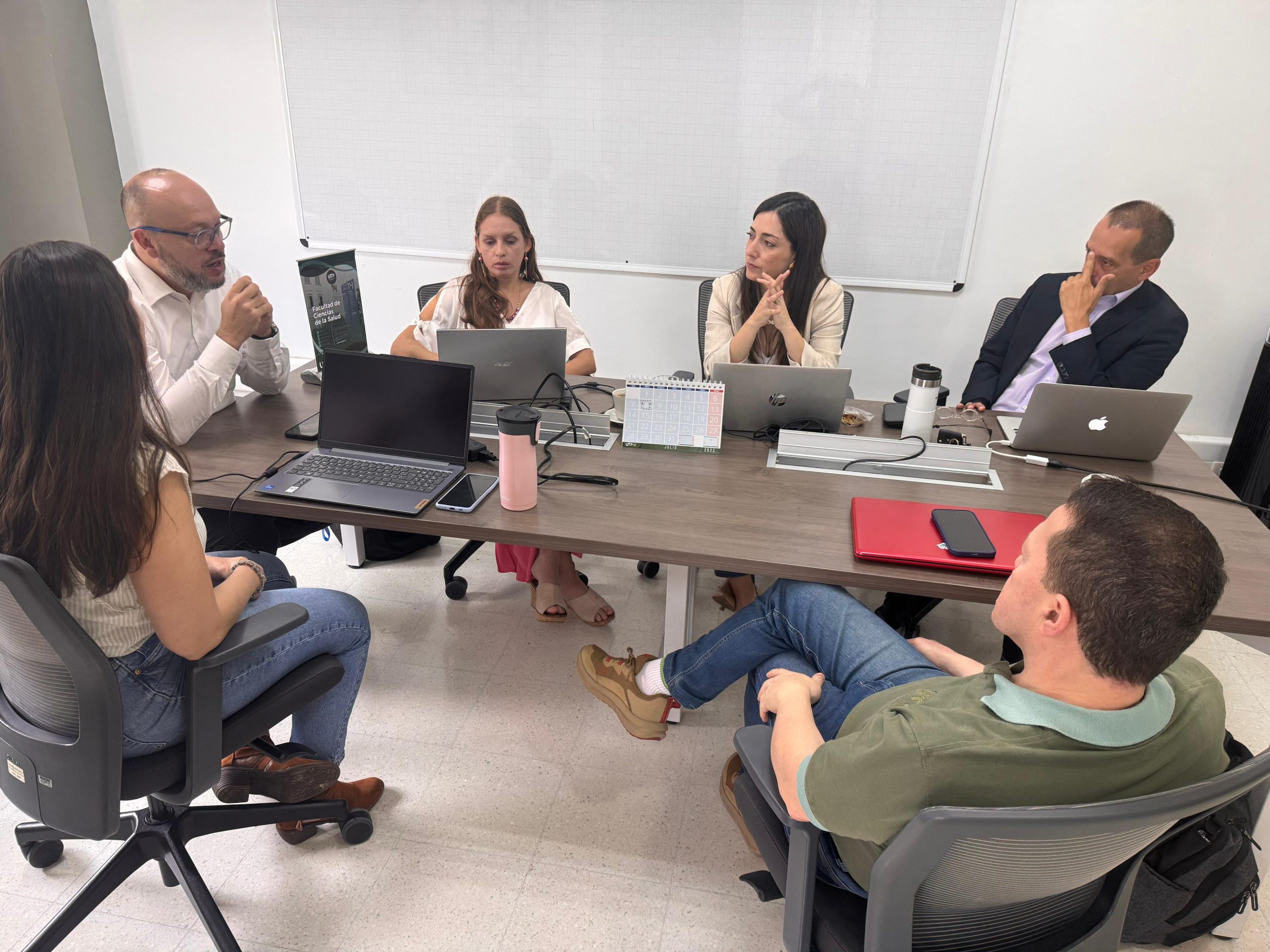 La Facultad de Ciencias de la Salud de la Universidad Tecnológica de Pereira, en articulación con la Oficina de Relaciones Internacionales (ORI), lidera una iniciativa transformadora que apuesta por la internacionalización del currículo y la formación de líderes globales en educación superior. Se trata de HuBIoC (Hub Internationalization of Curriculum), un proyecto financiado por la Comisión Europea que busca sentar las bases para la creación de un futuro Aula Global.