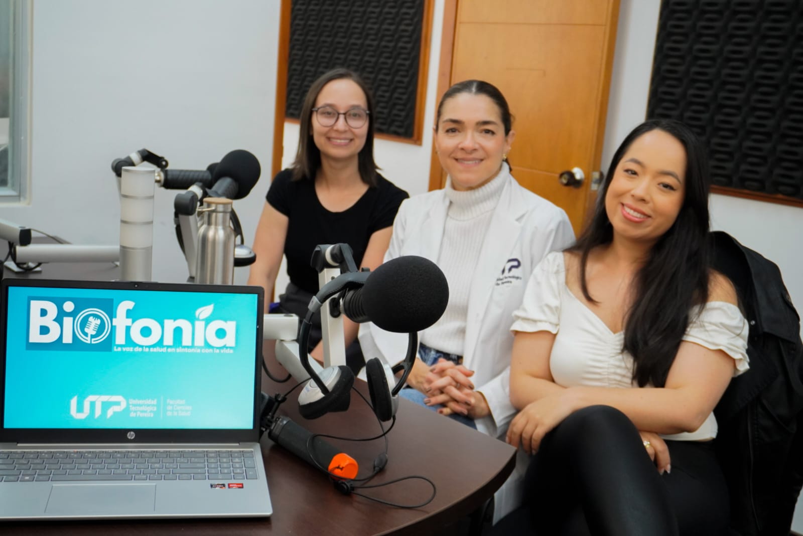 La Facultad de Ciencias de la Salud de la Universidad Tecnológica de Pereira, lanzó la segunda temporada de Biofonía, el programa radial que promueve la conversación clara, confiable y cercana sobre temas fundamentales para el bienestar. Tras una primera temporada llena de aprendizajes, el espacio retoma su micrófono con una propuesta renovada: Salud sin cuentos, una serie dedicada a explorar los mitos más recurrentes en salud y distinguir, desde el conocimiento científico, qué es realidad y qué es creencia popular.