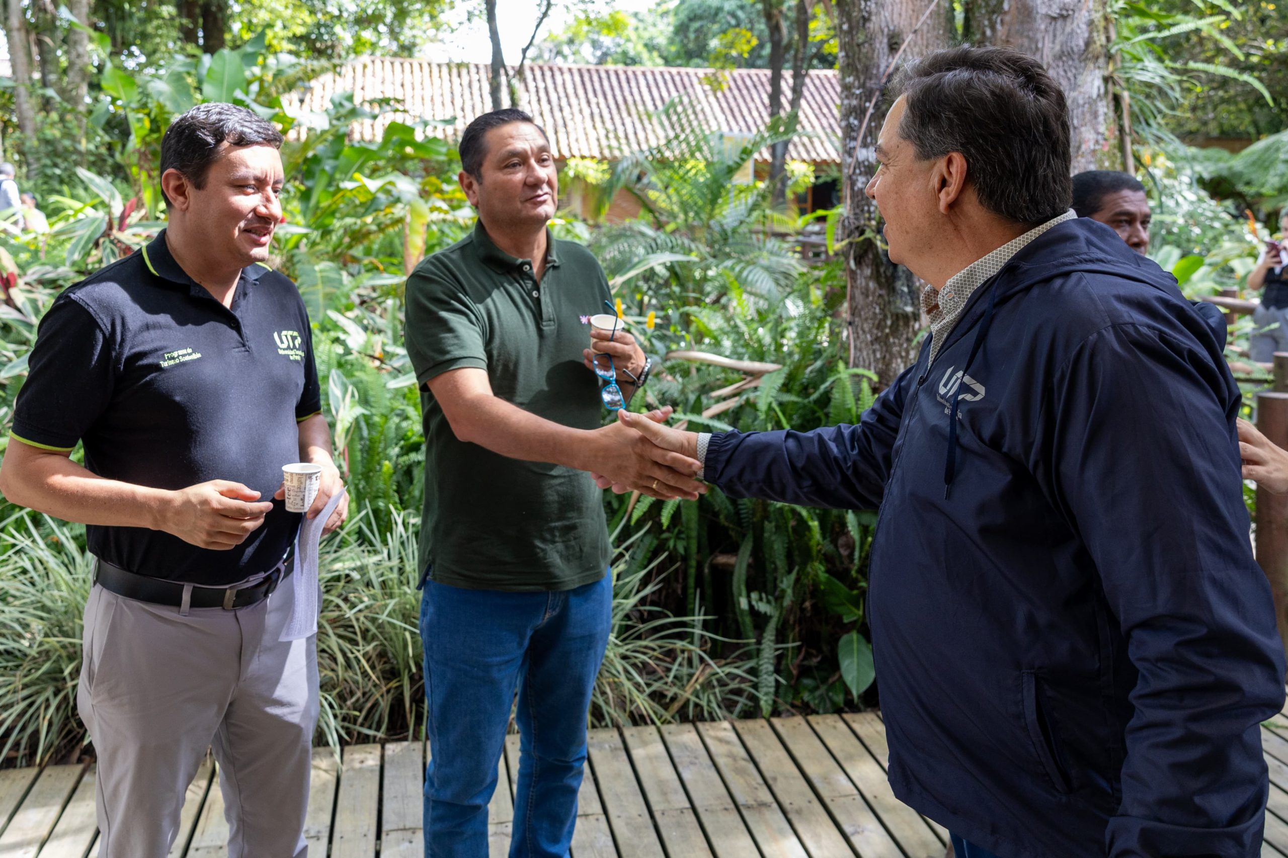La Universidad Tecnológica de Pereira continúa fortaleciendo sus procesos institucionales mediante espacios de diálogo y construcción conjunta con sus directivos académicos. En esta ocasión, se han desarrollado mesas de trabajo con directores de programas de pregrado y posgrado, consolidando un ejercicio participativo que reconoce la importancia del intercambio de ideas y experiencias para el crecimiento institucional.