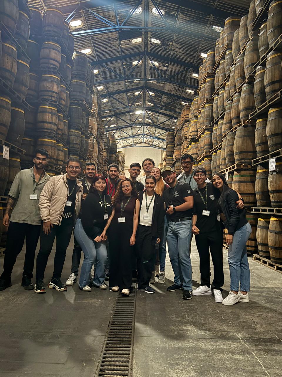 Quince estudiantes de noveno semestre del programa de Administración de Empresas de la Facultad de Ciencias Empresariales realizaron una salida académica a la Industria Licorera de Caldas, ubicada en la ciudad de Manizales.