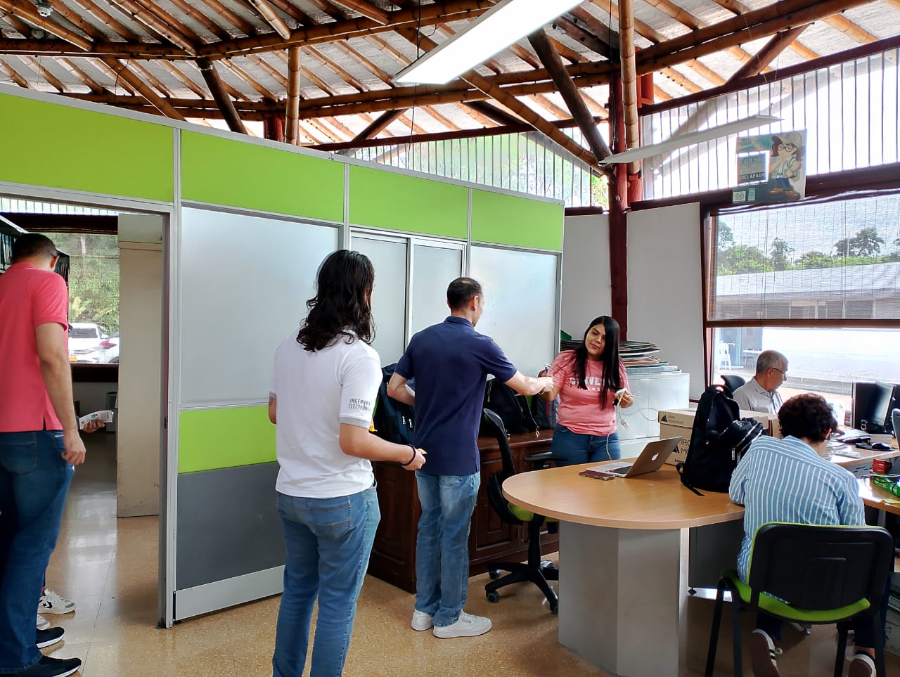 Como parte de su compromiso con el fortalecimiento de alianzas interinstitucionales y la proyección del conocimiento, la Universidad Tecnológica de Pereira visitó recientemente la sede de la Corporación Autónoma Regional de Risaralda (CARDER) para socializar la estrategia SENATIC. Este acercamiento fue posible gracias a la gestión de Paula Villa, representante de egresados ante el Consejo Superior de la UTP, quien ha liderado procesos clave para vincular a la comunidad universitaria y a entidades públicas y privadas con oportunidades formativas de alto nivel.