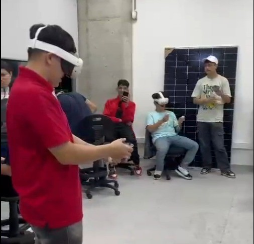 La Facultad de Ingenierías de la Universidad Tecnológica de Pereira continúa posicionándose como un referente en innovación educativa. Una muestra de ello es el Laboratorio de Realidad Virtual del programa Tecnología en Desarrollo de Software, un entorno que se ha convertido en eje clave para la formación técnica y creativa de sus estudiantes.
