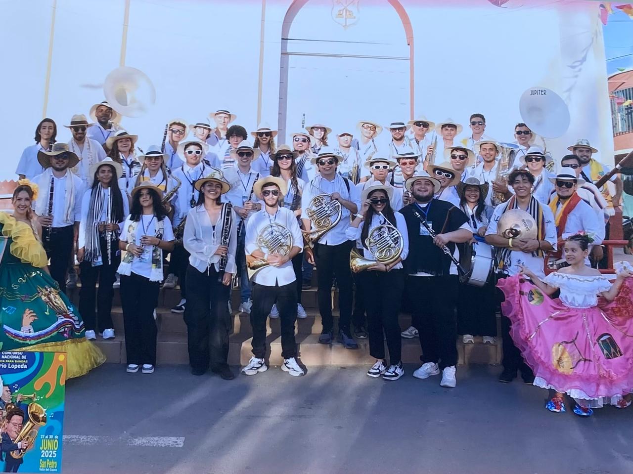 Con una puesta en escena vibrante y una calidad musical indiscutible, la Banda Sinfónica de la Universidad Tecnológica de Pereira se convirtió en uno de los grandes protagonistas del XXXV Concurso Nacional de Música Inédita para Bandas, celebrado en el municipio de San Pedro, Valle del Cauca. Allí obtuvieron el 2do puntaje en la calificación de mejor banda y desde su llegada, la agrupación no solo cautivó a los asistentes con su energía en el desfile inaugural, sino que también dejó huella con una participación destacada a lo largo de todas las jornadas del evento, llevándose el codiciado premio de la simpatía del público. 