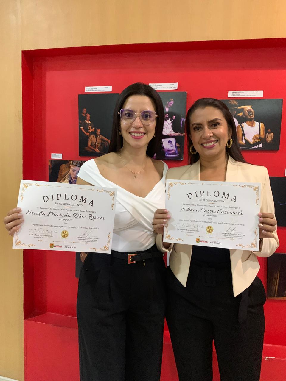 La Facultad de Bellas Artes y Humanidades se llena de orgullo al destacar a dos de sus más brillantes egresadas, Juliana Castro Castañeda y Marcela Díaz Zapata, docentes comprometidas, visionarias y profundamente humanas. Ambas son licenciadas en Bilingüismo con Énfasis en Inglés y magísteres en Educación Bilingüe, un camino académico que han recorrido juntas desde sus inicios y que hoy culmina en un reconocimiento significativo por parte de la Secretaría de Educación. 