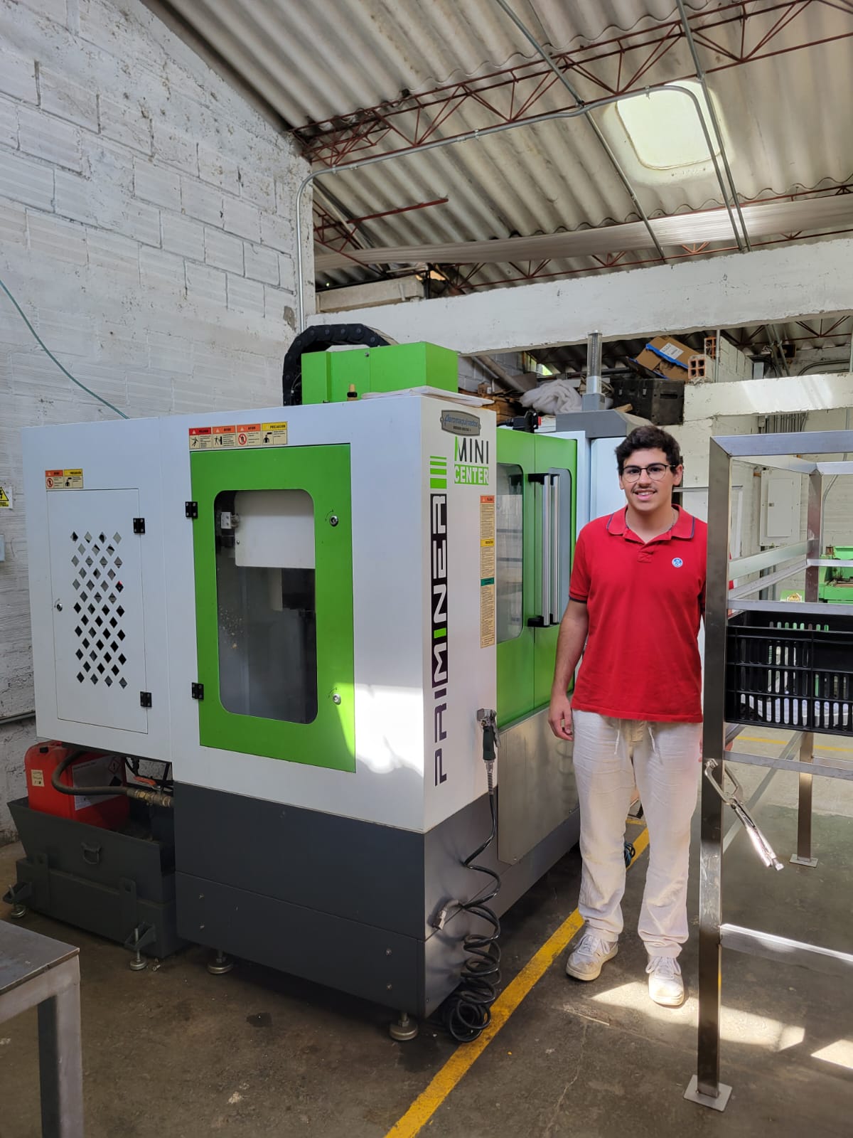 La Universidad Tecnológica de Pereira sigue consolidándose como un destino académico de referencia internacional. Prueba de ello es la pasantía que actualmente realiza Jorge Martínez Alcázar, estudiante de Ingeniería Mecánica de la Universidad Politécnica de Madrid (España), quien llegó a Colombia para desarrollar su trabajo de fin de grado en el programa de Ingeniería de Manufactura de la Facultad de Tecnología.