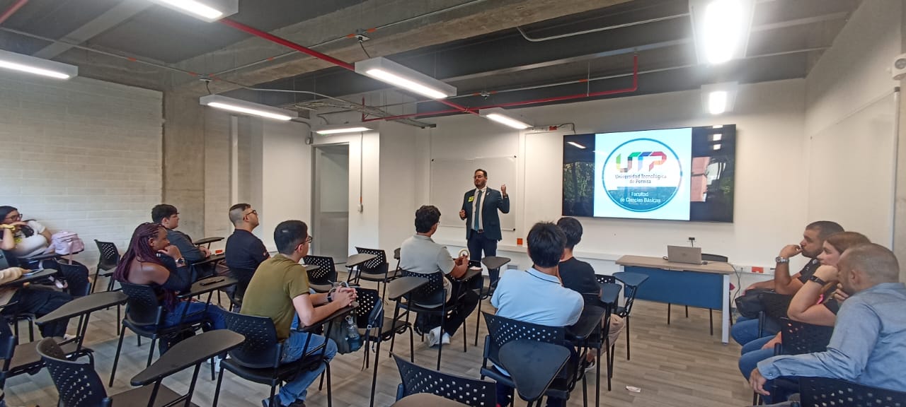 Con un ambiente cargado de entusiasmo y expectativas, la Facultad de Ciencias Básicas de la Universidad Tecnológica de Pereira dio la bienvenida oficial a sus nuevos estudiantes. El evento, que tuvo lugar en las instalaciones de la facultad, contó con la presencia del decano Juan Pablo Trujillo Lemus, quien ofreció un mensaje inspirador a los asistentes, destacando el compromiso de la universidad con la excelencia académica y el acompañamiento para la formación integral, creación, gestión y transferencia del conocimiento, visibilidad nacional e internacional y bienestar e inclusión universitaria constante a sus estudiantes.