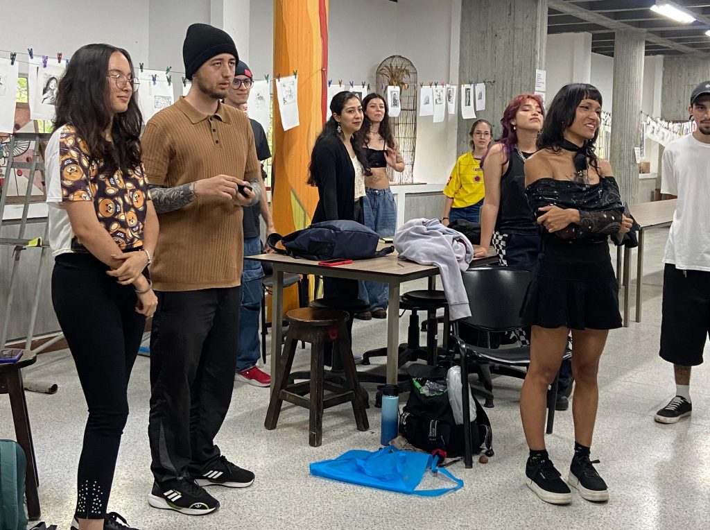 Laboratorio de Cambio: un espacio para potenciar liderazgo y transformación social El Laboratorio de Cambio, iniciativa de la Facultad de Ciencias Empresariales, se consolida como un escenario académico para el fortalecimiento de competencias como el trabajo en equipo y el liderazgo, competencias esenciales en la formación de profesionales comprometidos con la transformación social. Este proceso formativo se desarrolla bajo una metodología integral, un enfoque que invita a iniciar con una reflexión profunda desde el ser, explorando el interior de cada participante para luego avanzar hacia un ejercicio colectivo y colaborativo. A lo largo del diplomado se abordan temas relacionados con el liderazgo, la gestación de proyectos y la construcción de iniciativas con impacto positivo en la comunidad. De acuerdo con Erika Echeverry, docente de la Facultad de Ciencias Empresariales y coordinadora del Centro de Liderazgo Regional, este diplomado busca promover un estilo particular de liderazgo: “Esta es una iniciativa de la facultad en unión con los empresarios de la región para desarrollar un estilo de liderazgo particular, que es el liderazgo sistémico el cual integra la dimensión espiritual, social y ecológica” El programa invita a los estudiantes de todas las facultades a identificar problemas en su entorno, especialmente en la comunidad universitaria, y a diseñar e implementar proyectos que aporten soluciones concretas. La implementación se convierte en una etapa clave, pues a partir de los resultados los participantes pueden acceder a la insignia digital de liderazgo, una alternativa innovadora que, como lo explica Echeverry, “permite al estudiante demostrar con evidencias como fotos , videos, testimonios, albergadas en una metadata, las evidencias que muestran el desarrollo real de su competencia en liderazgo”. El Laboratorio del Cambio se caracteriza por ser un espacio de acompañamiento y confianza, donde los participantes encuentran motivación y seguridad para liderar procesos de impacto. Así lo confirma Santiago Betancur Chamorro, estudiante de la Licenciatura en Artes Visuales de la Facultad de Bellas Artes y Humanidades: “Este camino de liderar procesos es para mejorar nuestra comunidad. El Laboratorio del Cambio brinda un espacio lleno de acompañamiento, conocimiento y amor, en donde nos sentimos seguros de iniciar este proyecto”. La experiencia fomenta además el diálogo interdisciplinar, ya que participan estudiantes de distintos programas académicos, lo que enriquece la construcción de proyectos desde múltiples perspectivas. De esta forma, el Laboratorio del Cambio trasciende el ámbito académico y se proyecta como un espacio de impacto sostenible, en el que los futuros profesionales se convierten en agentes de transformación social, comunitaria y empresarial.