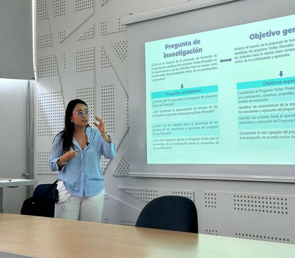 En los pasillos de la Facultad de Ciencias de la Educación de la Universidad Tecnológica de Pereira, el nombre de Tatiana Salazar Marín resuena con cariño. No solo por su labor como docente transitoria durante más de una década, sino por el ejemplo de perseverancia, pasión y compromiso que encarna. Hoy, a un mes de recibir su título de Doctora en Ciencias de la Educación, Tatiana culmina un recorrido académico que comenzó en las aulas de la misma universidad, y que ha sido guiado por el amor profundo por la enseñanza.