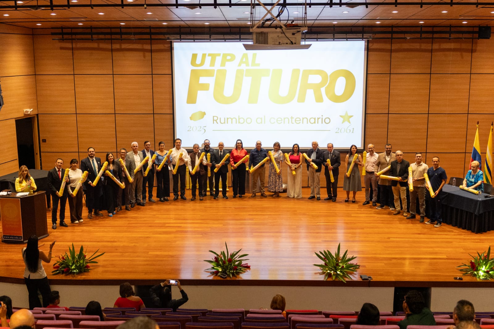 En una ceremonia solemne cargada de emoción, historia y visión institucional, la Universidad Tecnológica de Pereira realizó la entrega oficial de 124 cápsulas del tiempo a sus facultades, dependencias y estamentos universitarios. El evento tuvo lugar en el Teatro de Bellas Artes de Risaralda y congregó a los miembros del Consejo Superior Universitario, Consejo Directivo, Consejos Académicos, directivas académicas y administrativas, docentes, estudiantes, egresados, administrativos, y a nuestra invitada especial, Patricia Roa Drews.