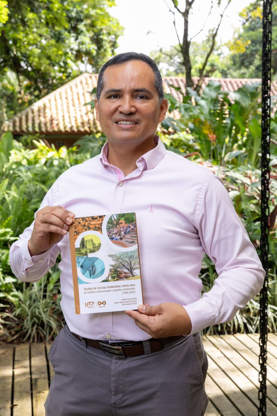 La Universidad Tecnológica de Pereira (UTP) participa con liderazgo en la Feria Internacional del Libro de Bogotá (FILBo 2025) con una sólida producción editorial: 51 obras que representan el pensamiento académico, investigativo y reflexivo de sus 10 facultades. Entre ellas, la Facultad de Ciencias Ambientales sobresale por su valiosa contribución con cuatro libros que abordan temas fundamentales del contexto colombiano desde enfoques históricos, institucionales, políticos y pedagógicos.