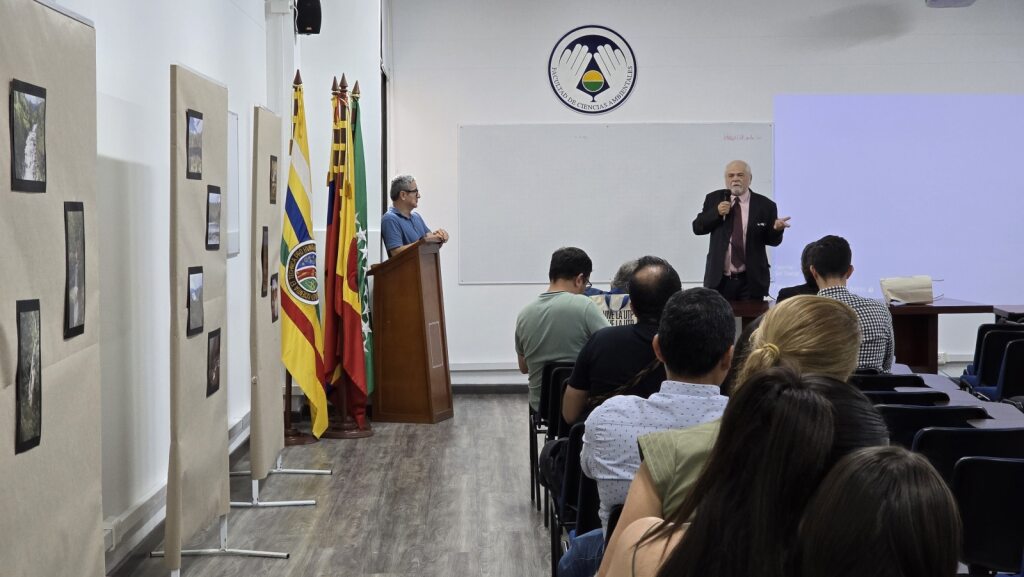 En un emotivo homenaje al legado del docente jubilado Hugo López Martínez, la Facultad de Ciencias Ambientales de la Universidad Tecnológica de Pereira celebró su primer concurso de fotografía bajo la temática “El agua en la vida”. El evento, que reunió a estudiantes y profesores de los programas de Ciencias Ambientales y Turismo Sostenible, se convirtió en un espacio de expresión artística y reflexión sobre el papel vital del agua en nuestro entorno.