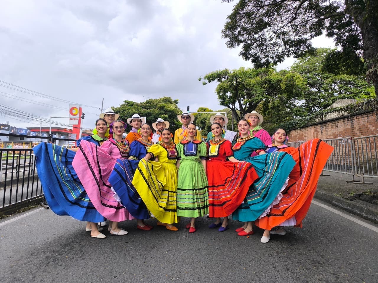 En el marco de la celebración de los 162 años de Pereira y sus tradicionales Fiestas de la Cosecha, el talento del Grupo Trietnias de la Universidad Tecnológica de Pereira se tomó los escenarios culturales de la ciudad, llevando el arte y la representación universitaria a miles de pereiranos.