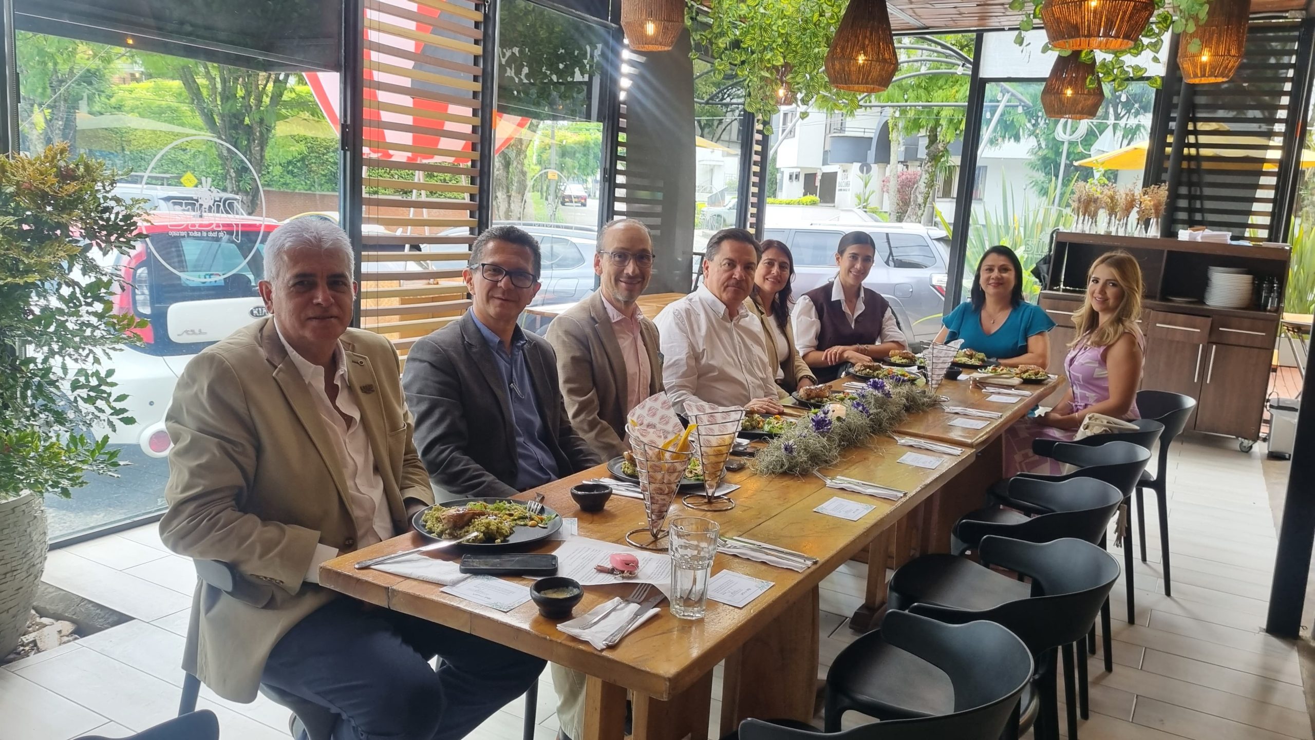 En un emotivo encuentro lleno de gratitud y reconocimiento, la Universidad Tecnológica de Pereira, a través del área de Gestión de Talento Humano y con el respaldo de la Rectoría, celebró el Día de la Secretaria, destacando el rol fundamental que desempeñan en el funcionamiento diario de la institución. El evento fue un espacio para agradecer la dedicación, la entrega y la calidez humana que caracteriza a este equipo esencial para la vida universitaria.