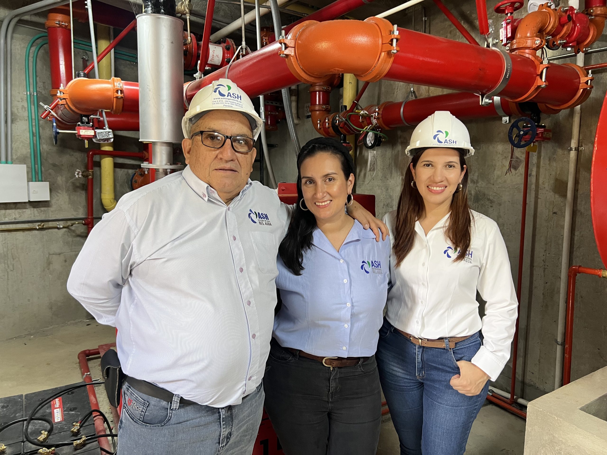 Andrea Hernández Londoño recorre su trayectoria profesional con el mismo compromiso con el que dirige hoy su propia empresa. Egresada del programa de Administración Ambiental y de la Maestría en Ecotecnología de la Facultad de Ciencias Ambientales de la Universidad Tecnológica de Pereira, Andrea es el reflejo de lo que significa combinar vocación, formación y acción.