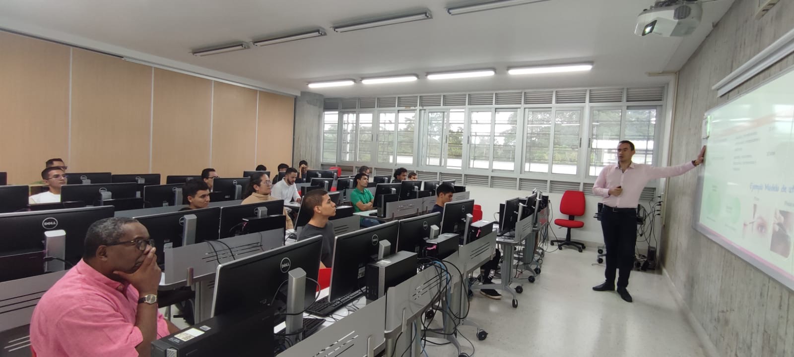 La Universidad Tecnológica de Pereira, a través del proceso de Gestión Tecnológica, Innovación y Emprendimiento de la Vicerrectoría de Investigaciones, Innovación y Extensión, impulsa la Vigilancia Tecnológica como una práctica esencial para fortalecer los procesos de investigación, desarrollo e innovación (I+D+i) en la institución.