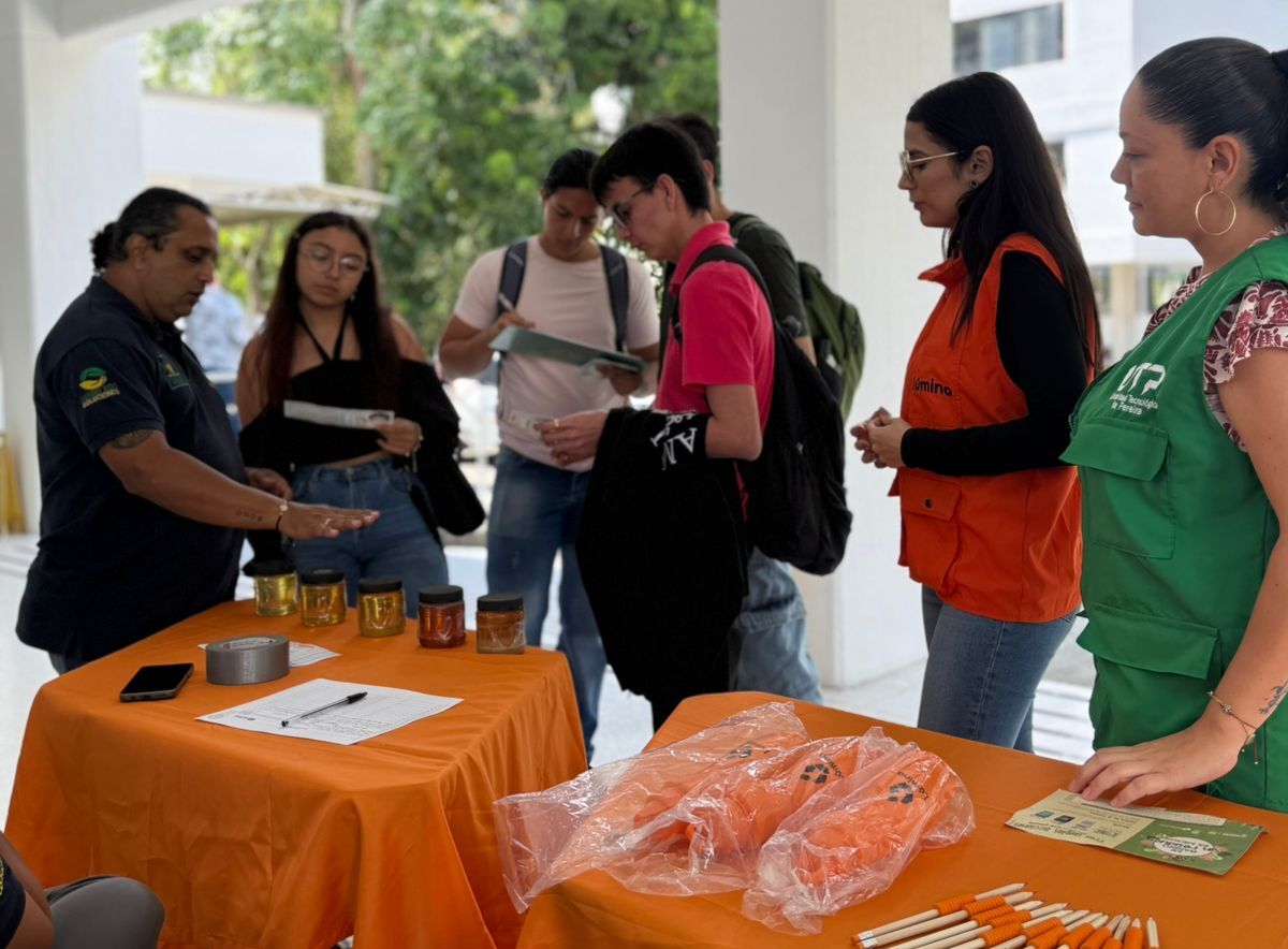 En un mundo cada vez más consciente del impacto ambiental, la educación no solo pasa por las aulas, sino por experiencias que transforman hábitos y generan responsabilidad colectiva. Es en este contexto que la Universidad Tecnológica de Pereira, a través del Centro de Gestión Ambiental, llevó a cabo una significativa jornada de sensibilización sobre residuos posconsumo.