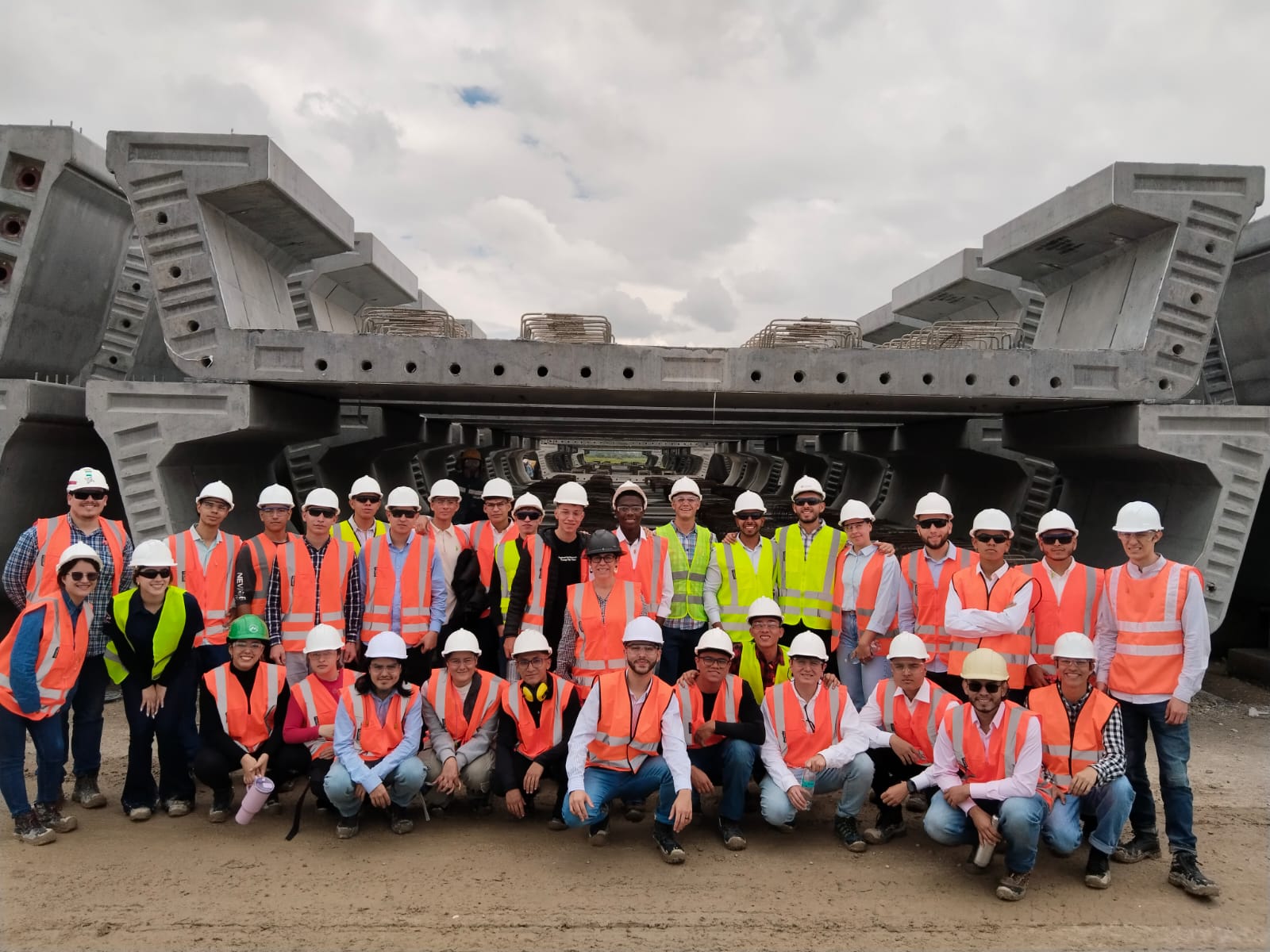 La Universidad Tecnológica de Pereira (UTP), a través del programa de Ingeniería Civil de la Facultad de Mecánica Aplicada, realizó una salida académica al proyecto Metro de Bogotá, permitiendo que estudiantes de quinto semestre vivieran una jornada de aprendizaje técnico en uno de los proyectos de infraestructura más importantes del país. La actividad fue liderada por la docente Lina Espinoza, en el marco de la asignatura Materiales de Construcción.