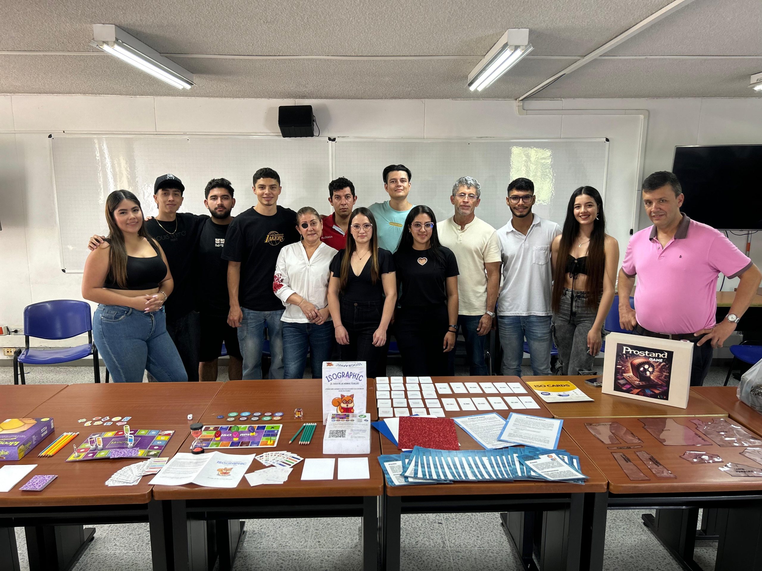 La asignatura de Gestión de la Calidad y Normalización Técnica del programa de Tecnología Industrial adscrito a la Facultad de Tecnología de la UTP cerró el semestre con una entrega final innovadora. Guiados por la docente Martha Lucía Franco Laverde, los estudiantes crearon juegos educativos que no solo interiorizan conceptos técnicos, sino que también redefinen la manera de aprender y aplicar las normas ISO en un contexto práctico y dinámico.