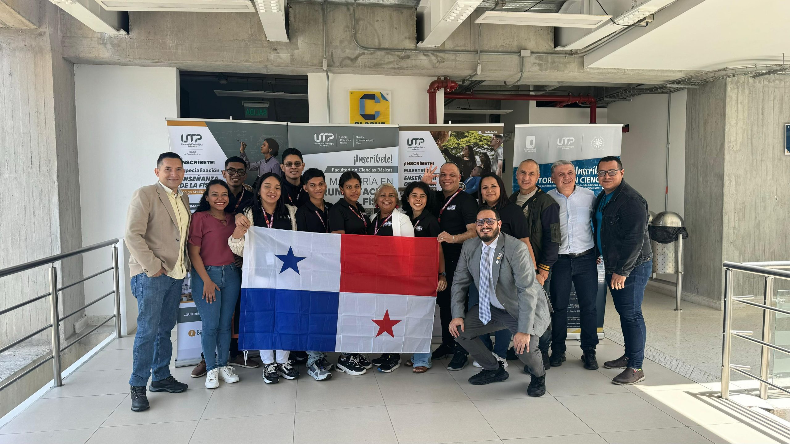 La Facultad de Ciencias Básicas de la Universidad Tecnológica de Pereira recibió recientemente la visita de una delegación de la Universidad Tecnológica de Oteima de Panamá, integrada por docentes y estudiantes de la Facultad de Ciencias y Física. Esta visita forma parte de un convenio marco entre ambas instituciones, cuyo objetivo es promover la cooperación académica, el intercambio de experiencias y el fortalecimiento de los vínculos educativos entre Colombia y Panamá