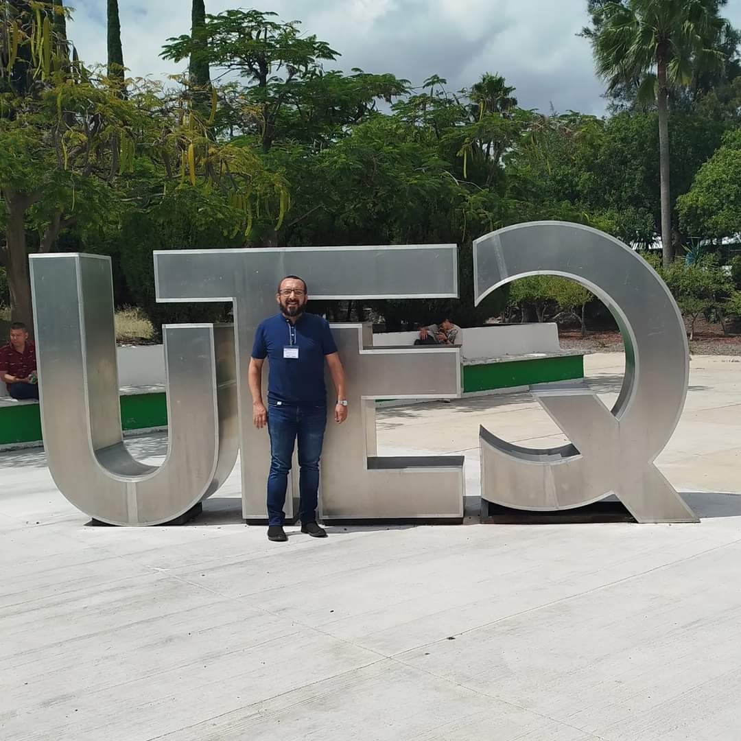 El profesor Alexander Ruden Muñoz, del Departamento de Física de la Facultad de Ciencias Básicas de la Universidad Tecnológica de Pereira, representó a la universidad en el “X Simposio Nacional y III Reunión Latinoamericana de Ingeniería de Superficies y Tribología”, realizado en la Universidad Tecnológica de Querétaro, México. Este importante evento reunió a expertos internacionales y nacionales para discutir los avances en áreas como los biomateriales, sus tratamientos superficiales y sus propiedades físico-químicas, temas en los que el grupo de investigación en Ingeniería Biomédica y Ciencias Forenses de la UTP tiene una destacada trayectoria.