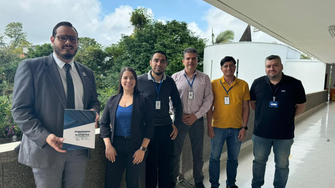 La Universidad Tecnológica de Pereira recibió recientemente una visita del equipo del Proyecto ZASCA, una iniciativa que busca potenciar el sector metalmecánico de la región. Este esfuerzo, respaldado por el Ministerio de Industria y operado por la Cámara de Comercio de Dosquebradas, cuenta con el apoyo de múltiples aliados, como la UTP, el CIDT y el SENA. Durante la visita, se llevaron a cabo recorridos por los laboratorios y grupos de investigación de la universidad, con el objetivo de fortalecer los lazos entre academia, industria y Estado y explorar las capacidades tecnológicas que pueden contribuir al crecimiento empresarial.