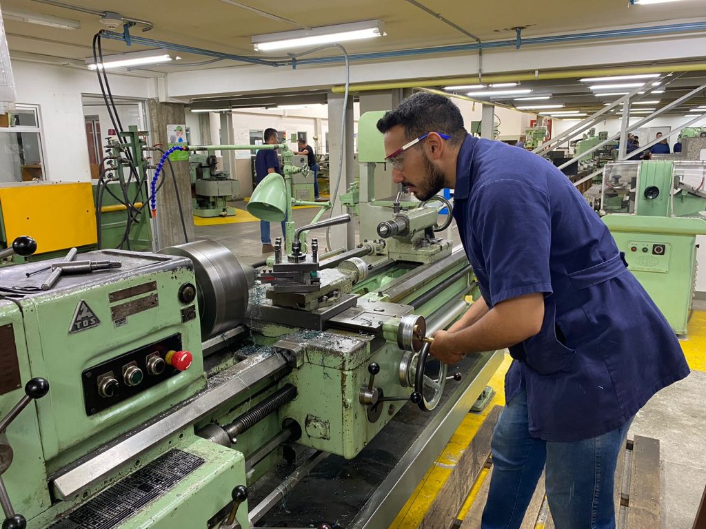 Graduarse de la universidad es, sin duda, un logro que refleja dedicación, disciplina y un espíritu inquebrantable. Para Juan Pablo García Cabal, nuevo Ingeniero Mecánico de la Universidad Tecnológica de Pereira, quien además participó en la doble titulación con la Universidad Autónoma del Carmen en México, este momento significa mucho más que un título: es la culminación de perseverancia, años de retos superados, donde el más grande fue afrontar el fallecimiento de su padre, hace apenas unos meses.