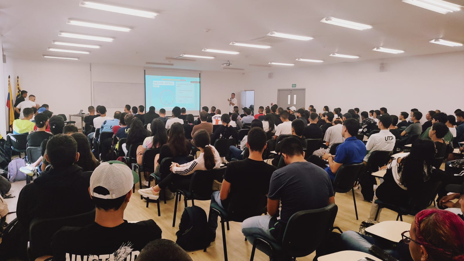 El pasado viernes 25 de octubre se llevó a cabo el cuarto conversatorio “Fútbol para Todos” en el marco de la asignatura de Fútbol para estudiantes de IV y VIII semestre, coordinado por el profesor Jhon Jairo Triviño, junto al respaldo de los docentes Cristian Eduardo Martínez y Santiago Rodríguez, del programa de Ciencias del Deporte y la Recreación. Este espacio académico, que ha ganado relevancia en cada edición, se enfocó en la gestión de clubes profesionales en Colombia, con especial énfasis en el scouting en el fútbol aficionado y la dirección deportiva.