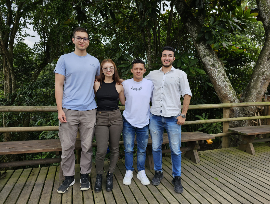 Los estudiantes Yineth Martínez Armero, de la Maestría en Ingeniería Eléctrica; Ángel Cano Rendón y Eduardo Arias Sánchez, del programa de Ingeniería Eléctrica; Juan David Gañán Marín, de Ingeniería de Sistemas y Computación; y el profesor Eduardo Giraldo, director del grupo de investigación en Control Automático, están participando en el primer Tech4Good Challenge: Colombia. Este evento, organizado por el IEEE Humanitarian Technologies Board (HTB) y desarrollado en Colombia, cuenta con la participación de integrantes del capítulo de investigación Control Systems Society y de la Rama Estudiantil IEEE de la Universidad Tecnológica de Pereira.