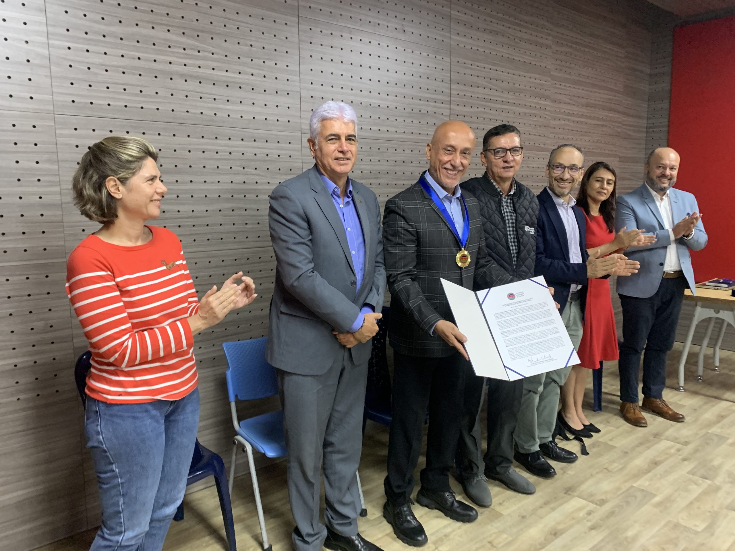 La Universidad Tecnológica de Pereira celebró un solemne acto de reconocimiento al Coro Sinfónico de la institución y a su fundador y director, el maestro Julio Alberto Mejía Ospina. 