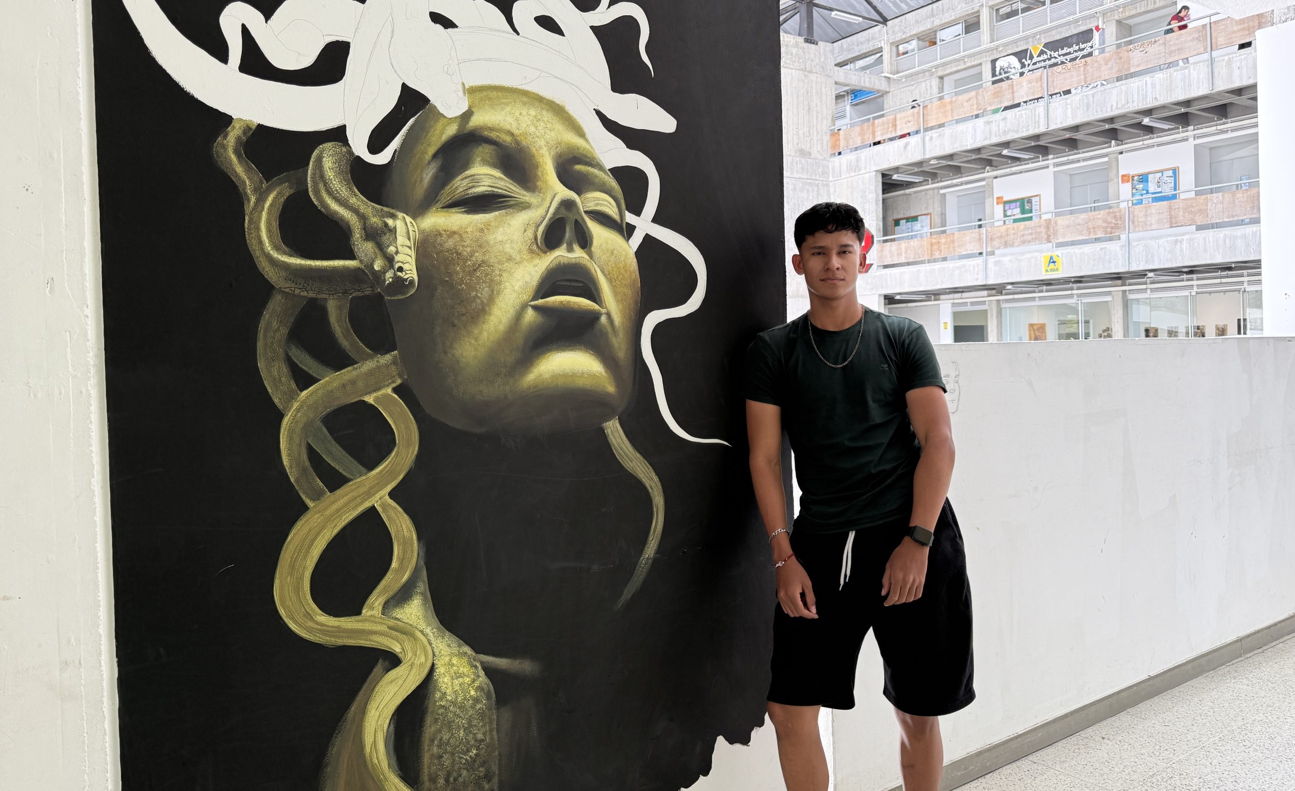 Con apenas 22 años, José Julián Bueno Manzo, estudiante de segundo semestre de Licenciatura en Artes Visuales de la Facultad de Bellas Artes y Humanidades de la Universidad Tecnológica de Pereira, ha encontrado en el arte no solo una vocación, sino un camino de vida que lo inspira y lo proyecta.