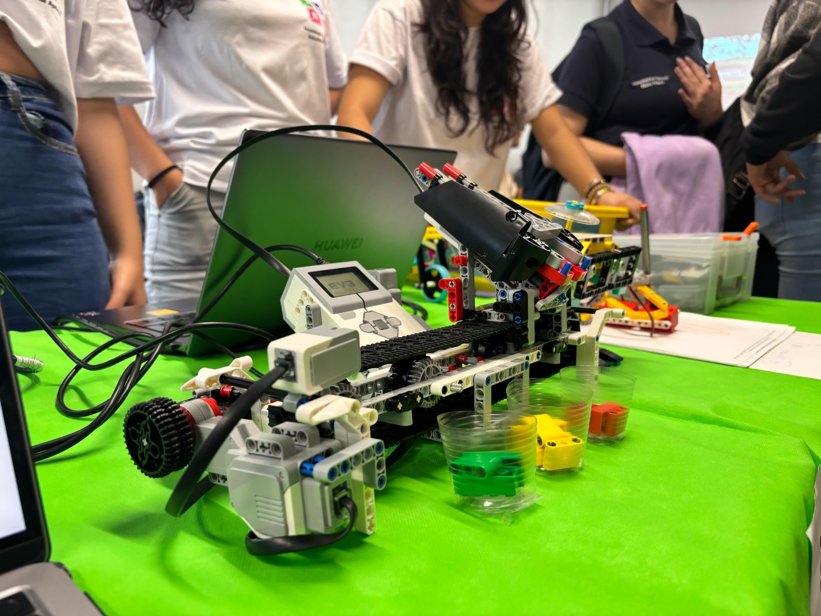 La Facultad de Ciencias de la Educación de la Universidad Tecnológica de Pereira invita a las familias a inscribir a sus hijos e hijas en Robot Kids, un programa de vacaciones recreativas para niños y niñas entre los 6 y 12 años, donde la tecnología y el aprendizaje se combinan en una experiencia inolvidable.