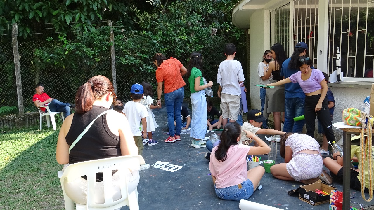 La Universidad Tecnológica de Pereira, a través de su planetario y espacios de divulgación científica, abre nuevamente las puertas a la comunidad para participar en las Inmersiones Didácticas de las Ciencias y la Astronomía, una serie de talleres lúdicos y pedagógicos dirigidos principalmente a niños y niñas, que buscan fomentar el aprendizaje de la ciencia a través del juego, la exploración y la curiosidad.