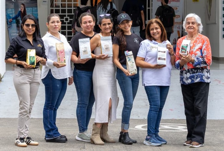 La Universidad Tecnológica de Pereira fue epicentro del Quinto Encuentro de Mujeres Productoras de Cafés Especiales del Paisaje Cultural Cafetero, un espacio de intercambio académico, cultural y vivencial que reunió a mujeres de distintas generaciones que, con su labor, impulsan el desarrollo sostenible de sus comunidades a través del café.