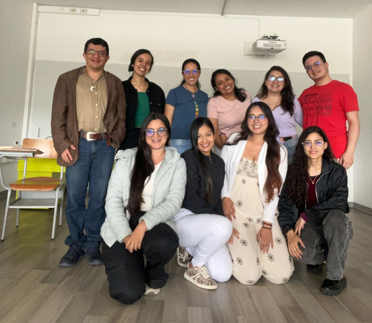 El pasado 17 de mayo, la VII cohorte de la Maestría en Infancia celebró la culminación de su plan de estudios en un emotivo encuentro académico que contó con la presencia del profesor John Harold Giraldo Herrera. A través del cine, el docente ofreció un cierre significativo al proceso formativo, invitando a los estudiantes a mirar la infancia desde nuevas perspectivas y a descubrir, en las narrativas audiovisuales, otras realidades que interpelan la comprensión crítica de las niñeces en distintos contextos.
